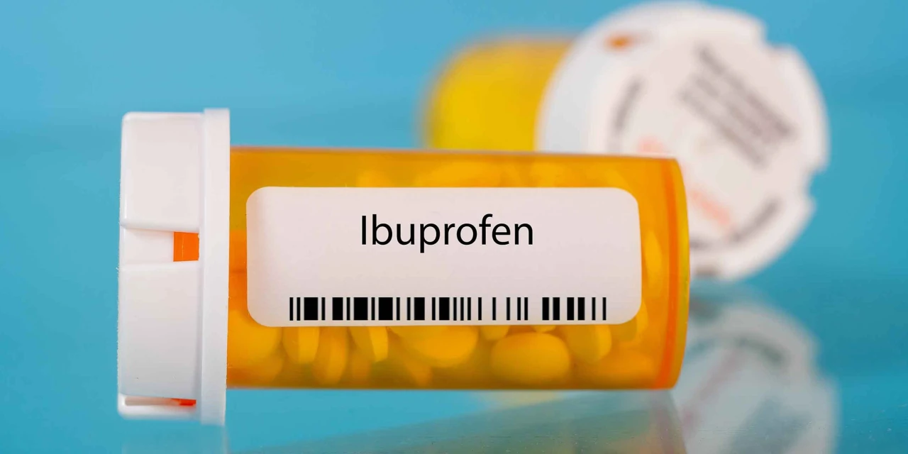 Pillendoos met label ibuprofen en tabletten binnenin.