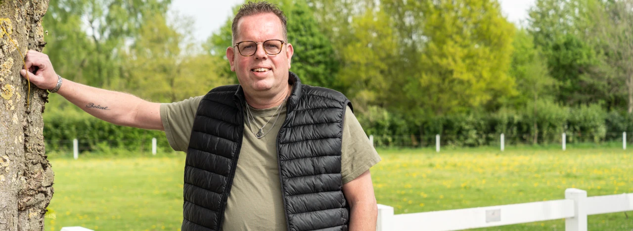 Henri vertelt zijn herstelverhaal op de oprijlaan van de afkickkliniek van Connection SGGZ in Meerlo.