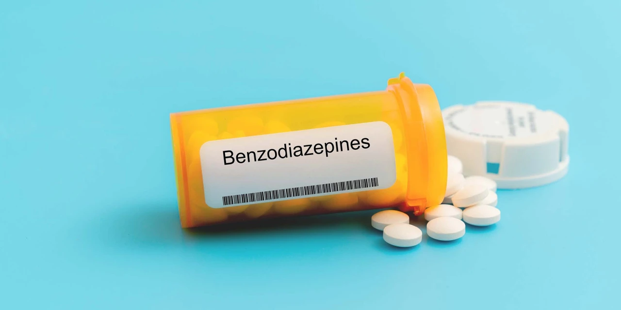 Een fles met benzodiazepines en pillen op een blauwe achtergrond.