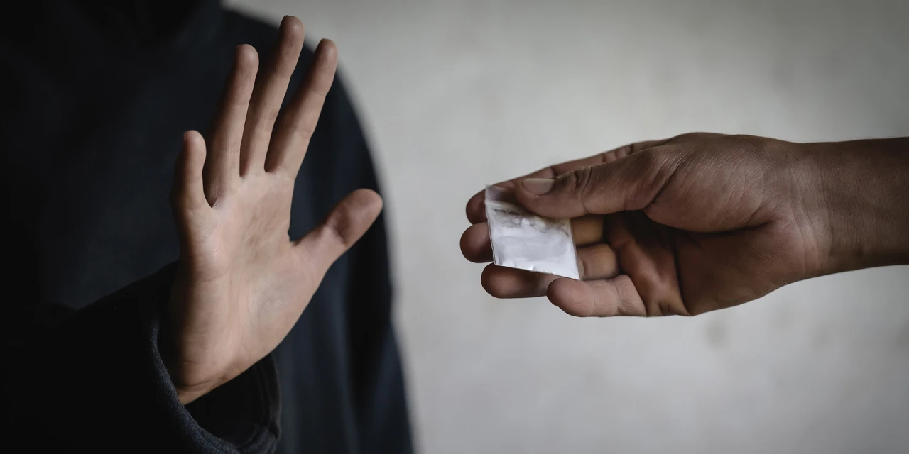 Hand weigert drugs. Hoe herken je een verslaafde en grens stellen zichtbaar.