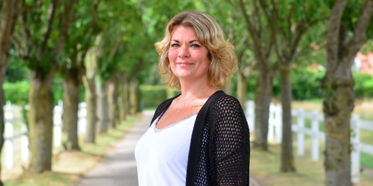 Melanie vertelt haar herstelverhaal op de oprijlaan van de afkickkliniek van Connection SGGZ in Meerlo.