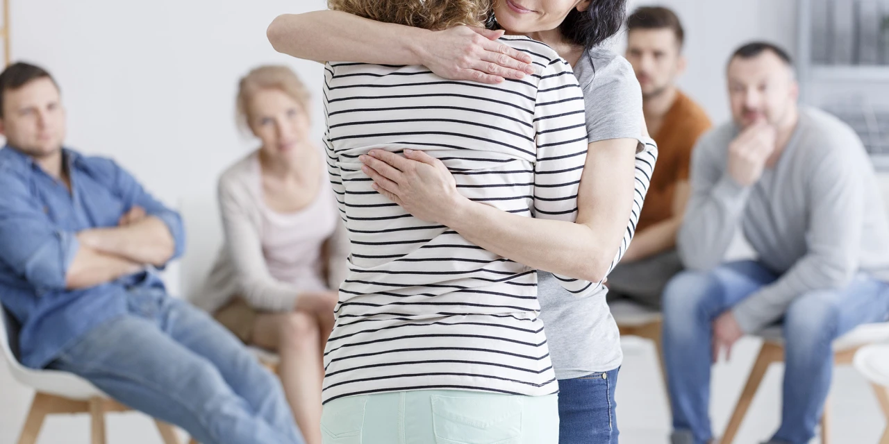 Hulp voor familie en naasten met emotionele ondersteuning tijdens gesprek.