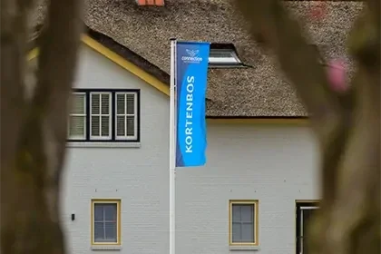 meerlo-vlag Blauwe vlag met Kortenbos voor de afkickkliniek van Connection SGGZ in Meerlo, Landgoed Kortenbos.
