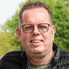 Henri vertelt zijn herstelverhaal op de oprijlaan van de afkickkliniek van Connection SGGZ in Meerlo.