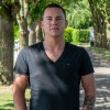 Stijn vertelt zijn herstelverhaal op de oprijlaan van de afkickkliniek van Connection SGGZ in Meerlo.