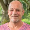 Edwin vertelt zijn herstelverhaal op de oprijlaan van de afkickkliniek van Connection SGGZ in Meerlo.