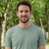 Bob vertelt zijn herstelverhaal op de oprijlaan van de afkickkliniek van Connection SGGZ in Meerlo.