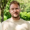 Rob vertelt zijn herstelverhaal op de oprijlaan van de afkickkliniek van Connection SGGZ in Meerlo.