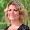 Melanie vertelt haar herstelverhaal op de oprijlaan van de afkickkliniek van Connection SGGZ in Meerlo.