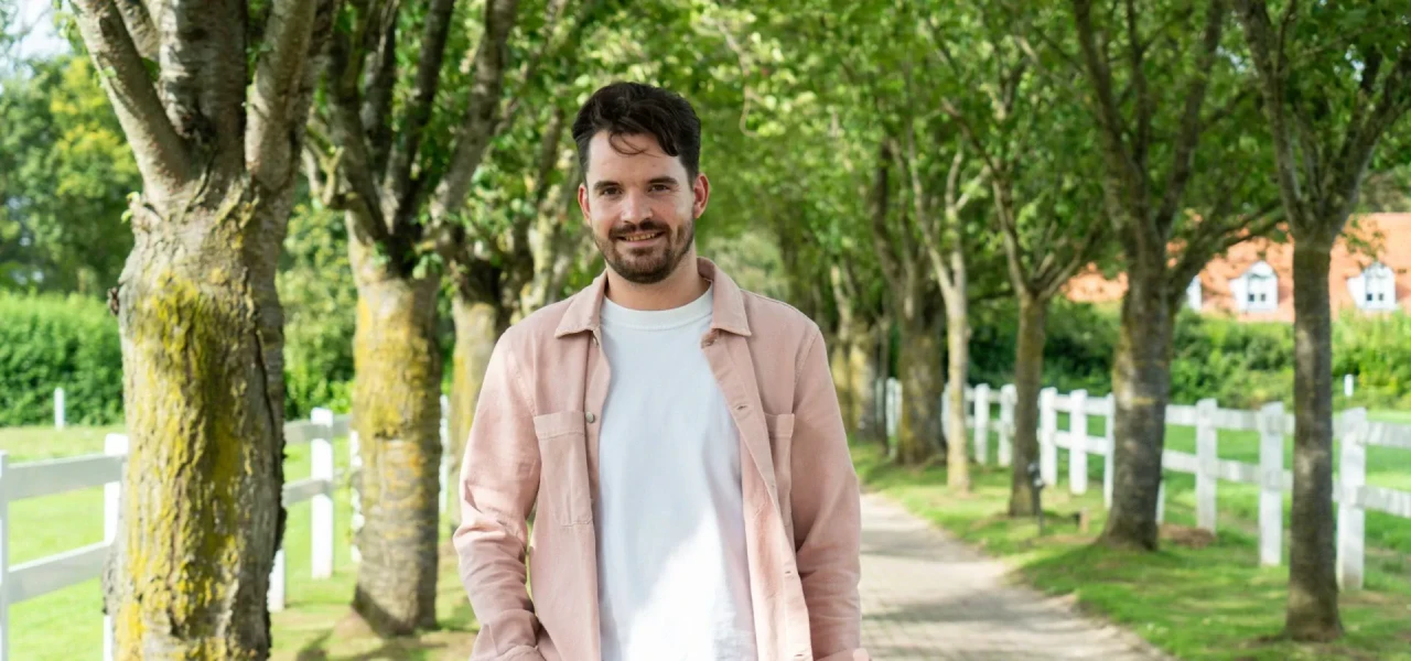 herstelverhaal-bart Bart vertelt zijn herstelverhaal op de oprijlaan van de afkickkliniek van Connection SGGZ in Meerlo.