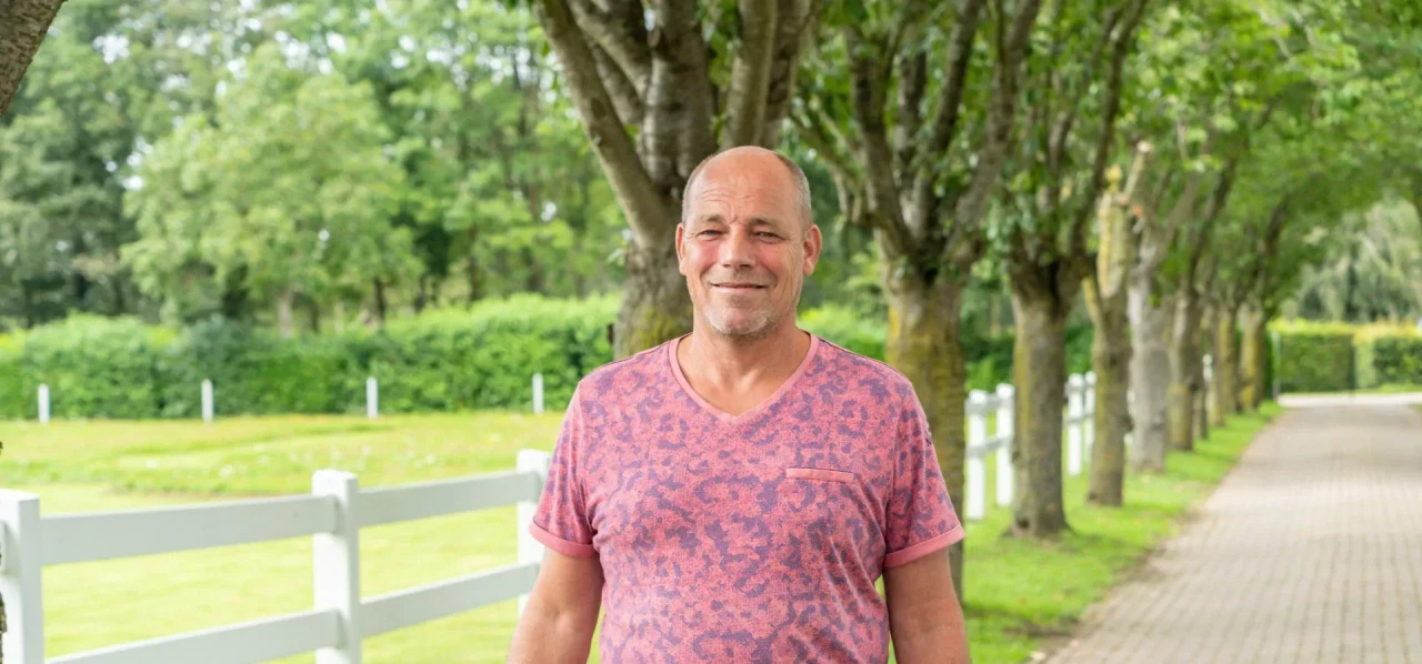 herstelverhaal-edwin Edwin vertelt zijn herstelverhaal op de oprijlaan van de afkickkliniek van Connection SGGZ in Meerlo.