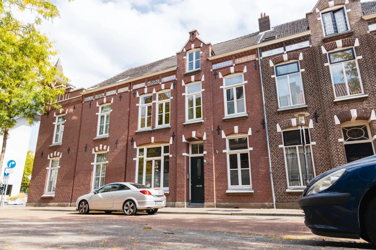 Ketenpartner-CACN-Tramstraat-buitenaanzich Buitenaanzicht van de ketenpartner afkickkliniek CACN in de Tramstraat.